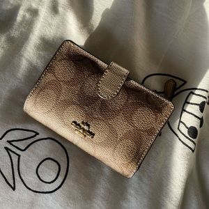 Coach Medium Corner Zip Wallet